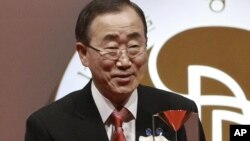 U.N. Secretary General Ban Ki-moon holds the trophy of Seoul Peace Prize during the award ceremony in Seoul, South Korea, October 29, 2012.