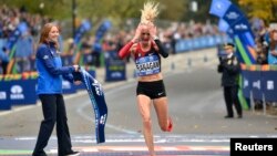 Shalane Flanagan celebrates as she crosses the finish line to win the professional women's division at the 2017 TCS New York City Marathon, Nov 5, 2017.