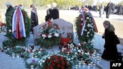 Родичі вшановують пам’ять загиблих в авіакатастрофі під Смоленськом