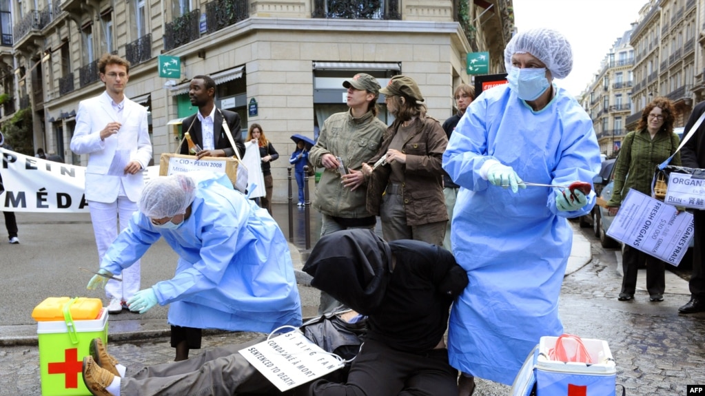 资料照：法国“全体反对死刑”组织在街头模拟从被行刑的中国死刑犯身上摘取器官以抗议中国的死刑制度。（法新社，2008年7月7日） (photo:VOA)