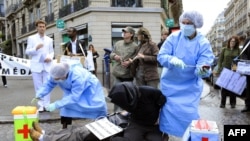 Des membres de l'association de "Ensemble contre la peine de mort" simulent un prélèvement d'organes après l'exécution factice de condamnés à mort, à Paris, le 07 juillet 2008. 