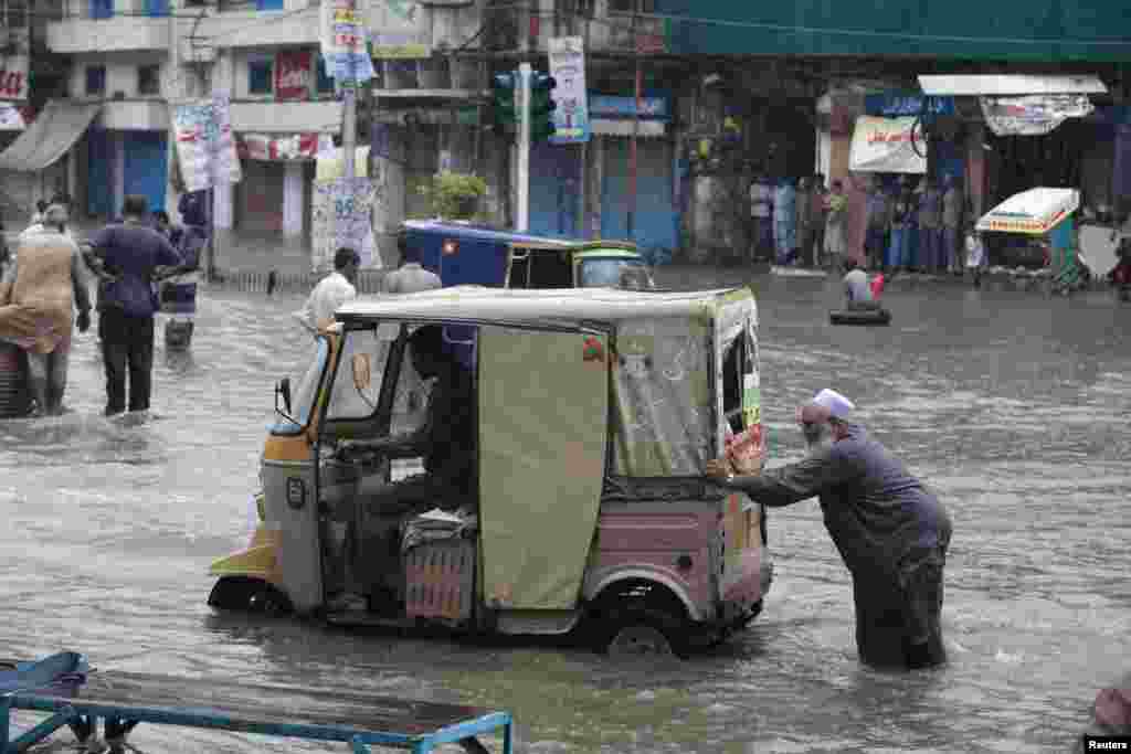 لاہور میں نکاسی آب کے لیے انتظامات کے باوجود شدید بارش کی وجہ سے کئی علاقوں میں پانی کھڑا ہے۔