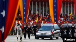 Miles de venezolanos llegaron de distintas partes del país para dar el último adiós a Chávez.