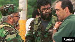 Registro del diálogo entre el gobierno y las FARC en 2007, en las que aparecen los comandantes Manuel Marulanda y Alfonso Cano (fallecidos en combate en 2008 y 2011, respectivamente) con el comisionado presidencial para la paz, Camilo Gómez.