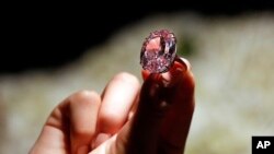 Salah satu berlian merah muda yang pernah dijual di balai lelang di London tahun 2013. (Foto: Ilustrasi)