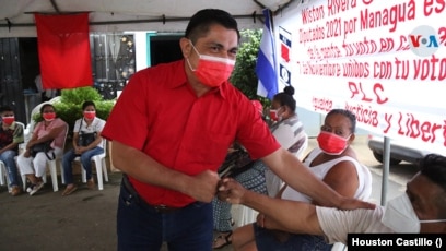 Walter Espinoza, candidato presidencial del PLC de Nicaragua saluda a sus simpatizantes al llegar a un centro de campaña el jueves 7 de octubre de 2021. Foto Houston Castillo, VOA.