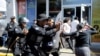 ARCHIVO - Policías antidisturbios desalojan a periodistas desde la entrada principal de su medio hasta una estación de policía en Mangua, Nicaragua, en diciembre del 2018