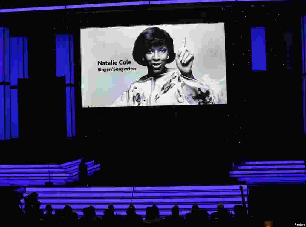 តារាចម្រៀង Natalie Cole ត្រូវបានគេរំឮកវិញ្ញាណក្ខន្ធនៅពិធីប្រគល់ពានរង្វាន់ NAACP Image Awards លើកទី ៤៧ នៅក្រុង Pasadena រដ្ឋ California កាលពីថ្ងៃទី០៥ ខែកុម្ភៈ ឆ្នាំ២០១៦។