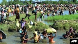 မြန်မာနိုင်ငံတွင်း ပဋိပက္ခတွေကြောင့် ဘင်္ဂလားဒေ့ရှ်နိုင်ငံဘက် ထွက်ပြေး တိမ်းရှောင်တဲ့ ရိုဟင်ဂျာဒုက္ခသည်များ။ (အောက်တိုဘာ ၁၆၊ ၂၀၁၇)