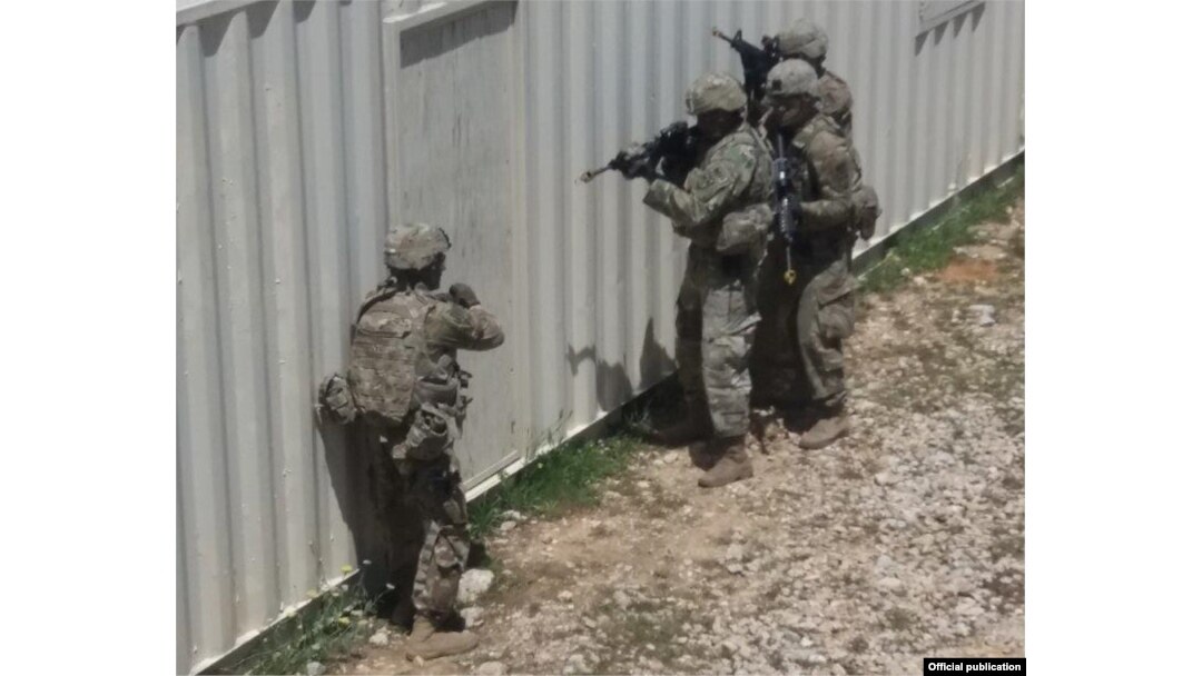 Pripadnici vojne policije američke kopnene vojske u Evropi (USAREUR) u zajedničkoj vežbi "Obazrivi vuk 19" sa bataljonom vojne policije Vojske Srbije na poligonu Borovac i strelištu Medja u bazi Jug pored Bujanovca, Bujanovac, maj 2019. (Foto: Ambasada SAD)
