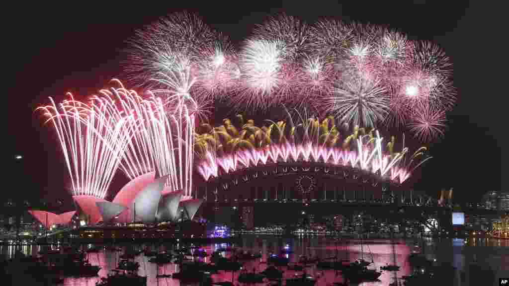 Des feux d&#39;artifice illmunent le ciel au-dessus de l&#39;Opéra et le Harbour Bridge lors des célébrations de la veille du Nouvel An à Sydney, Australie, le 1 janvier 2015.
