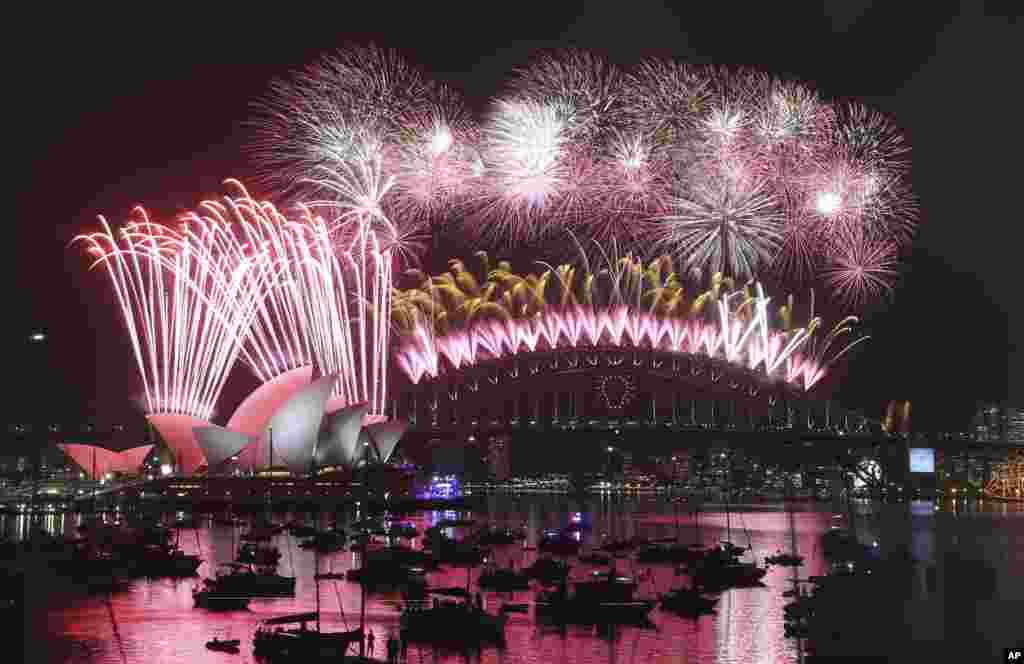 Fogos de artifício na Opera House e na Harbour Bridge em&nbsp; Sydney, Austrália, Jan. 1, 2015.