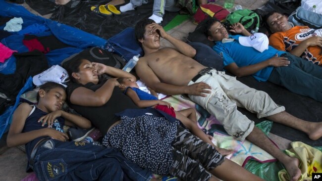 在墨西哥皮希希亚潘休息的洪都拉斯移民。（2018年10月25日）