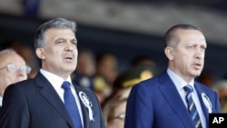 Turkey's President Abdullah Gul (L) and Turkey's Prime Minister Recep Tayyip Erdogan attend a graduation ceremony at the Air Force war academy in Istanbul, August 30, 2011 (file photo)
