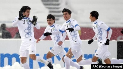 Cầu thủ Uzbekistan ăn mừng chiến thắng.