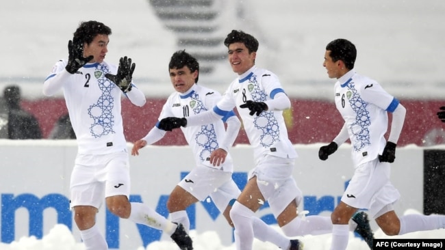 Cầu thủ Uzbekistan ăn mừng chiến thắng.
