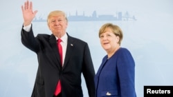 ນາຍົກລັດຖະມົນຕີ ເຢຣະມັນ ທ່ານນາງ Angela Merkel ພົບປະກັບ ປະທານາທິບໍດີສະຫະລັດ ທ່ານດໍໂນລ ທຣໍາ ກ່ອນ ກອງປະຊຸມສຸດຍອດ G-20 ທີ່ນະຄອນ Hamburg ປະເທດເຢຣະມັນ ວັນທີ 6 ກໍລະກົດ 2017.