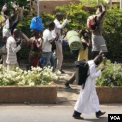 Penduduk di ibukota Abidjan mengungsi untuk menghindari kekerasan yang dilakukan pasukan pendukung Ouattara dan Gbagbo.