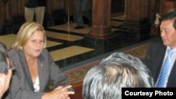 지난 21일 워싱턴을 방문한 탈북자들과 면담한 일리아나 로스-레티넨 미 하원 외교위원장(왼쪽). 로스-레티넨 의원실 제공.