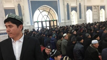 Người Uighur đang cầu nguyện tại một thánh đường Hồi giáo ở Tân Cương