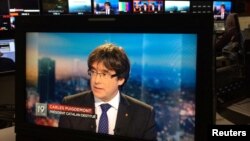 Carles Puigdemont, chủ tịch bị truất quyền của xứ Catalonia, trả lời phỏng vấn trên truyền hình ở Brussels, Bỉ, ngày 3 tháng 11, 2017.