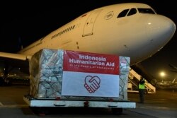 Pesawat yang akan membawa bantuan kemanusiaan untuk rakyat Afghanistan, di Bandara Soekarno-Hatta, Minggu dini hari, 9 Januari 2022. (Foto: Kementerian Luar Negeri)