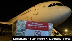 Pesawat yang akan membawa bantuan kemanusiaan untuk rakyat Afghanistan, di Bandara Soekarno-Hatta, Minggu dini hari, 9 Januari 2022. (Foto: Kementerian Luar Negeri)