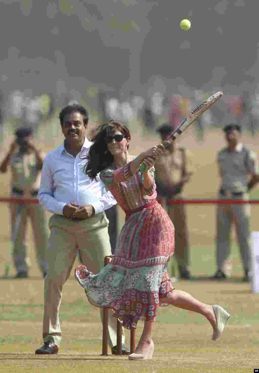 Putri Inggris, Kate, Duchess of Cambridge, bermain cricket dalam kunjungannya di Oval Maidan di kota Mumbai, India.