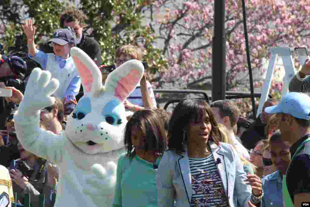 Michelle Obama junto a sus hijas Sasha y Malia disfrutan de la tradicional celebración en la Casa Blanca.