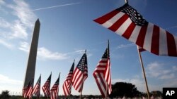 Bendera AS yang mewakili personel militer dan veteran yang meninggal karena bunuh diri, dipasang berjajar di National Mall, 3 Oktober 2018.