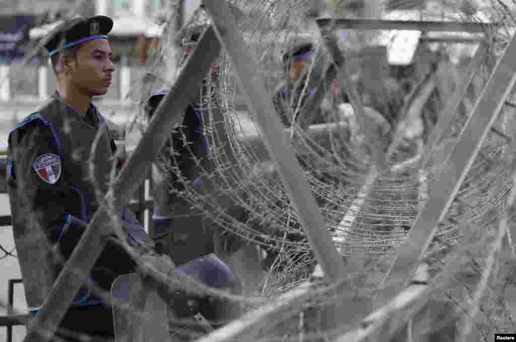 صدارتی محل کے سامنے خادار تاروں کی ایک باڑ اور سیکورٹی اہل کار