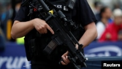 Un policier armé à Manchester, Grande-Bretagne, le 28 mai 2017. 