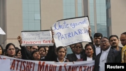 Advokati uzvikuju slogane zahtevajući brže reagovanje vlasti na silovanje, Nju Delhi, 3. januar, 2013.