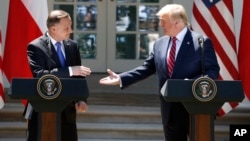Presiden AS Donald Trump dan Presiden Polandia Andrzej Duda bersalaman dalam konferensi pers di Gedung Putih, Washington, 12 Juni 2019.
