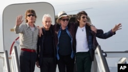 영국의 전설적인 록밴드 그룹 롤링스톤스 멤버들이 24일 쿠바 아바나 국제공항에 도착했다.