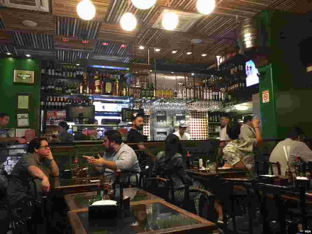 یک کافه رستوران در محله فلامنگو در ریو. مردم ریو به &nbsp;کافه و رستوران رفتن علاقه دارند حتی در ساعات دیر وقت شب.