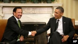 ປະທານາທິບໍດີ Barack Obama ແລະ Sultan Brunei ສໍາພັດມື ກັນ ໃນຂະນະທີ່ສົນທະນາກັນ ທີ່ ທໍານຽບຂາວ