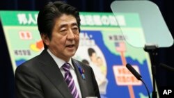 아베 신조 일본 총리가 1일 총리관저에서 열린 기자회견에서 집단자위권 에 관해 설명하고 있다.