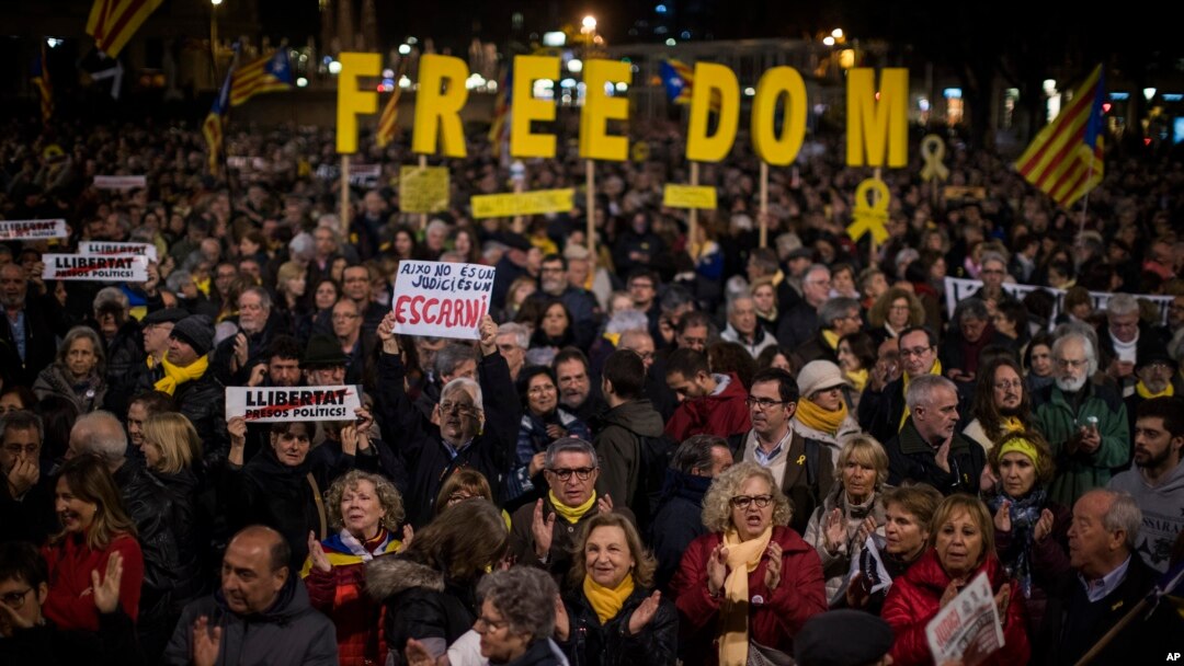 Para demonstran pro-kemerdekaan dalam aksi di Barcelona.