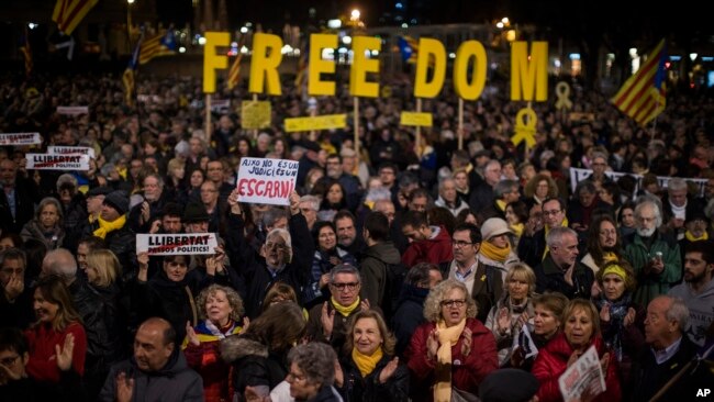 Para demonstran pro-kemerdekaan dalam aksi di Barcelona.