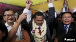 Meach Sovannara (C), a member of the Cambodia National Rescue Party (CNRP), cries next to CNRP President Sam Rainsy (L) and Deputy President Kem Sokha before a Buddhist ceremony at the CNRP office in Phnom Penh April 13, 2015. 