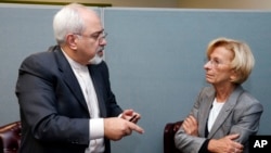 Ο ιρανός Υπουργός Εξωτερικών, Μοχάμεντ Τζαβάντ Ζαρίφ, με την ιταλίδα ομόλογο του Έμα Μπονίνο