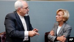 El canciller iraní Mohammad Javad Zarif, se reunió con su similar italiana Emma Bonino, como parte de las discusiones sobre el programa nuclear que se desarrolla en Irán.