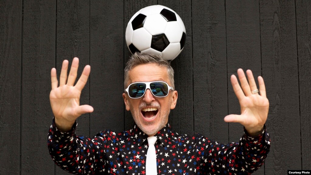 Simon Doonan, tác giả 'Soccer Style,' ca ngợi áo thun của đội tuyển Nigeria và Colombia, trong số những đội khác. (Joe Gaffney photo)