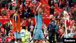 Aleksandar Kolarov de Manchester City célèbre après un match contre Manchester United, 9 octobre 2016.