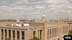 美国之音总部大楼，旁边是国会大厦
