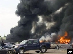 Vue de l'explosion devant le QG de la Police à Abuja