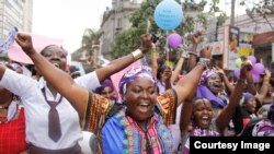 Wanawake kutoka Kenya, Uganda, Tanzania, Rwanda na Burundi wakishiriki maandamano ya mwanamke Nairobi, Kenya Oktoba 13, 2015.