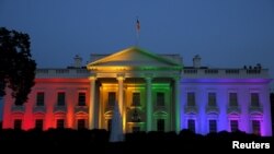 ARCHIVES - La Maison Blanche est illuminée aux couleurs de l'arc-en-ciel après une décision historique de la Cour suprême légalisant le mariage gay aux États-Unis, le 26 juin 2015.