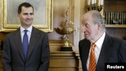 Juan Carlos à direita, com o filho Felipe de Bourbon